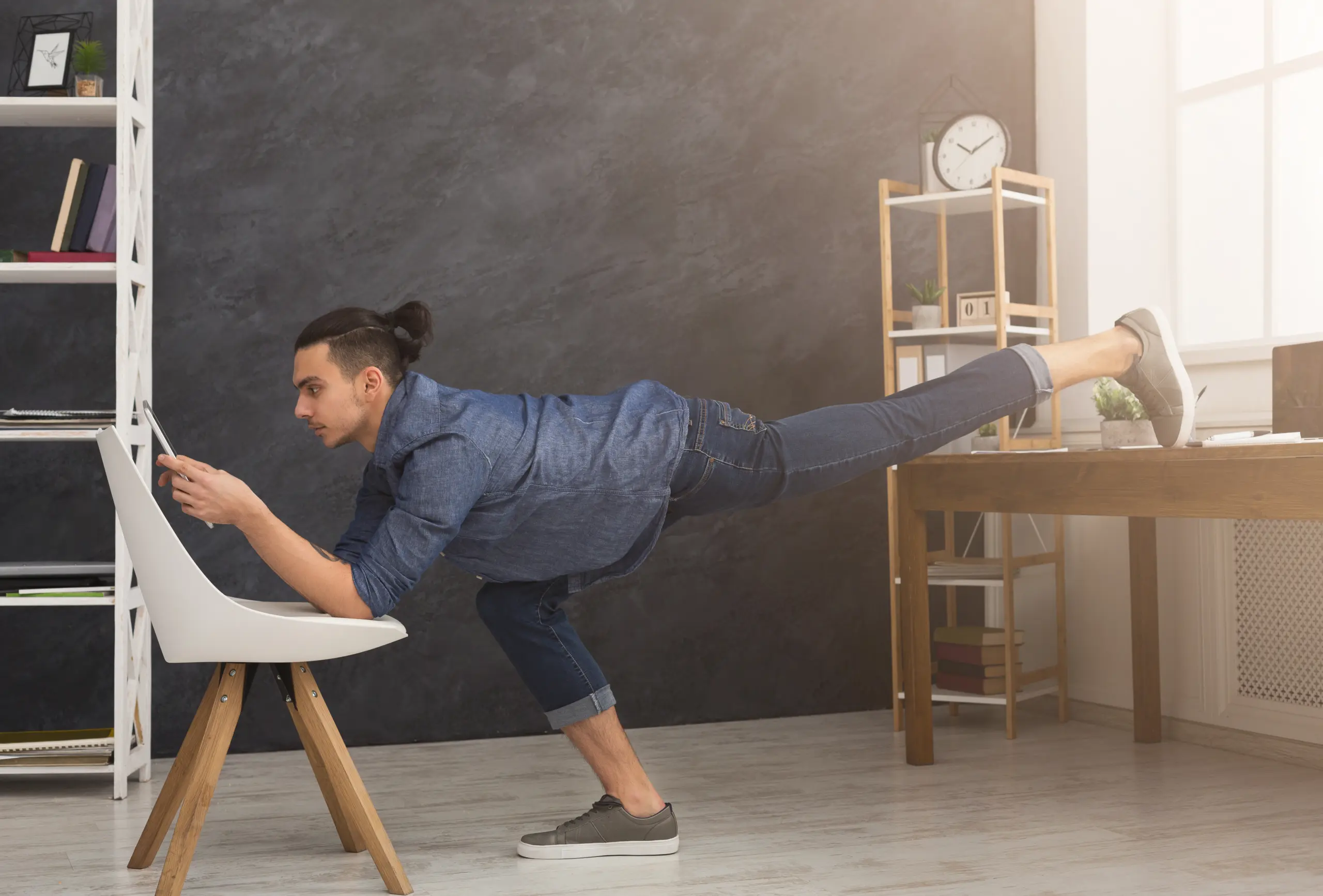 Kurze Yoga-Pause im Büro