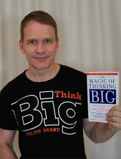 Ralf Michael mit dem Buch Think Big von David J. Schwartz