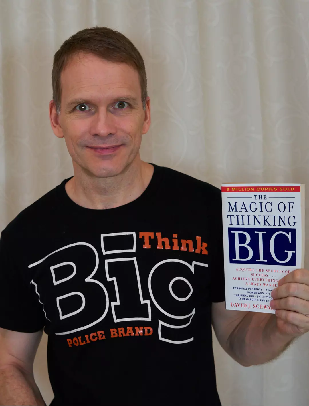Ralf Michael mit dem Buch Think Big von David J. Schwartz