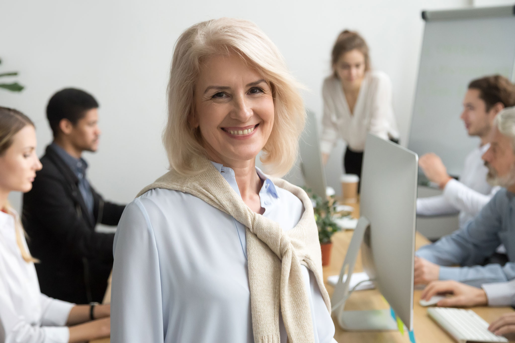 Unternehmerinnen gehen in Führung Lächelnde Unternehmerin vor ihrem Team