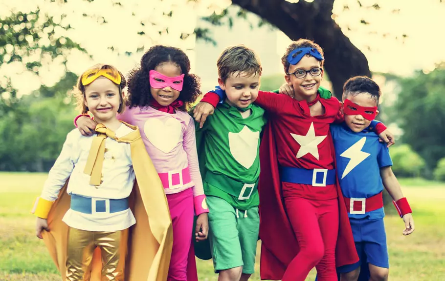 Eine Gruppe von Freunden (Kinder)mit Superheldenkostümen