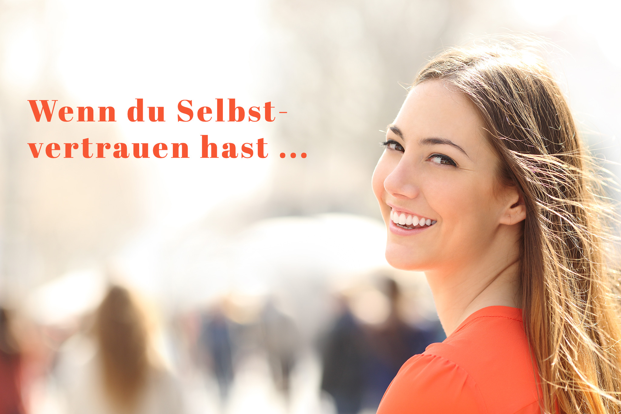 Glücklich lächelnde Frau, Text: Wenn du Selbstvertrauen hast...